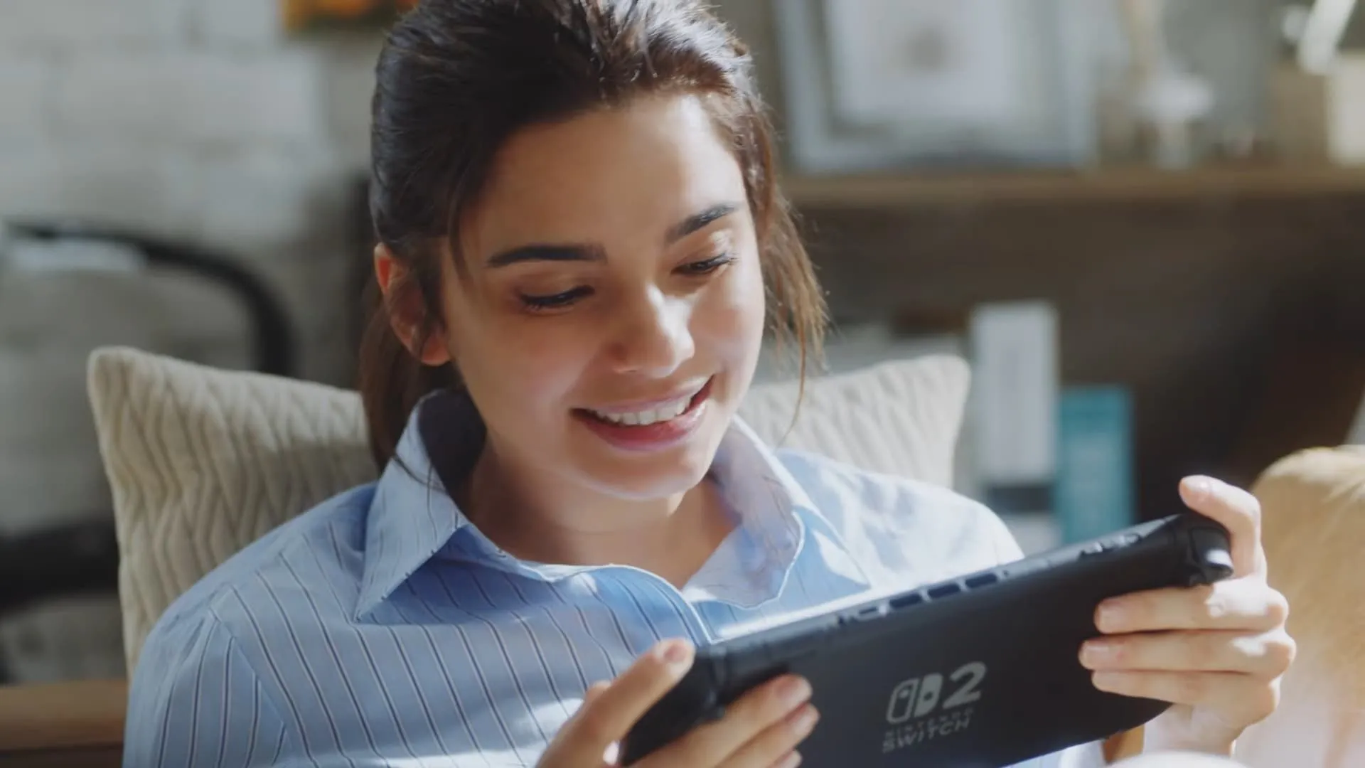 Người chơi trải nghiệm Nintendo Switch 2 ở chế độ cầm tay