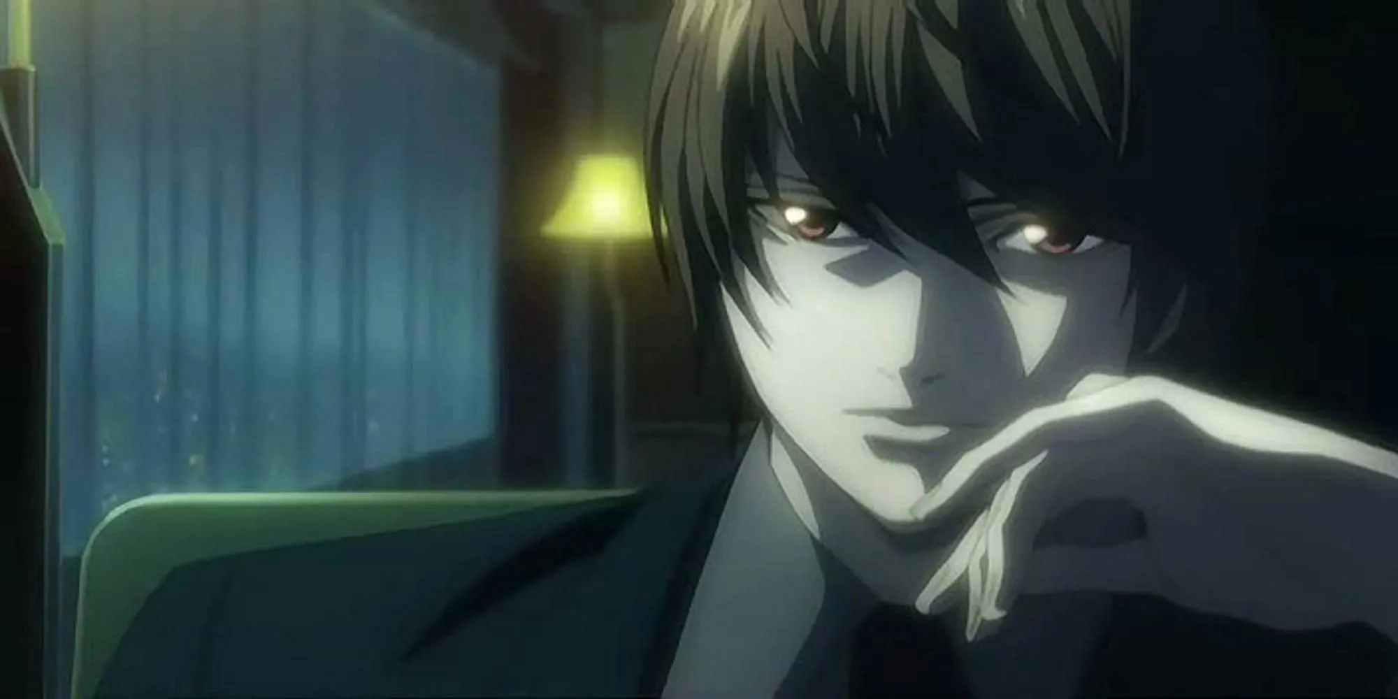 Light Yagami cầm cuốn sổ Death Note, khao khát tạo ra thế giới tốt đẹp hơn