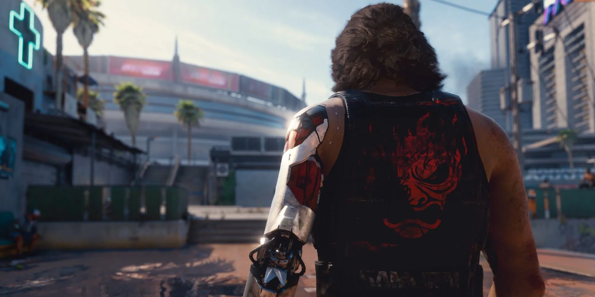 Nhân vật Johnny Silverhand đi bộ trên đường phố Night City trong Cyberpunk 2077, khắc họa thế giới tương lai rộng lớn