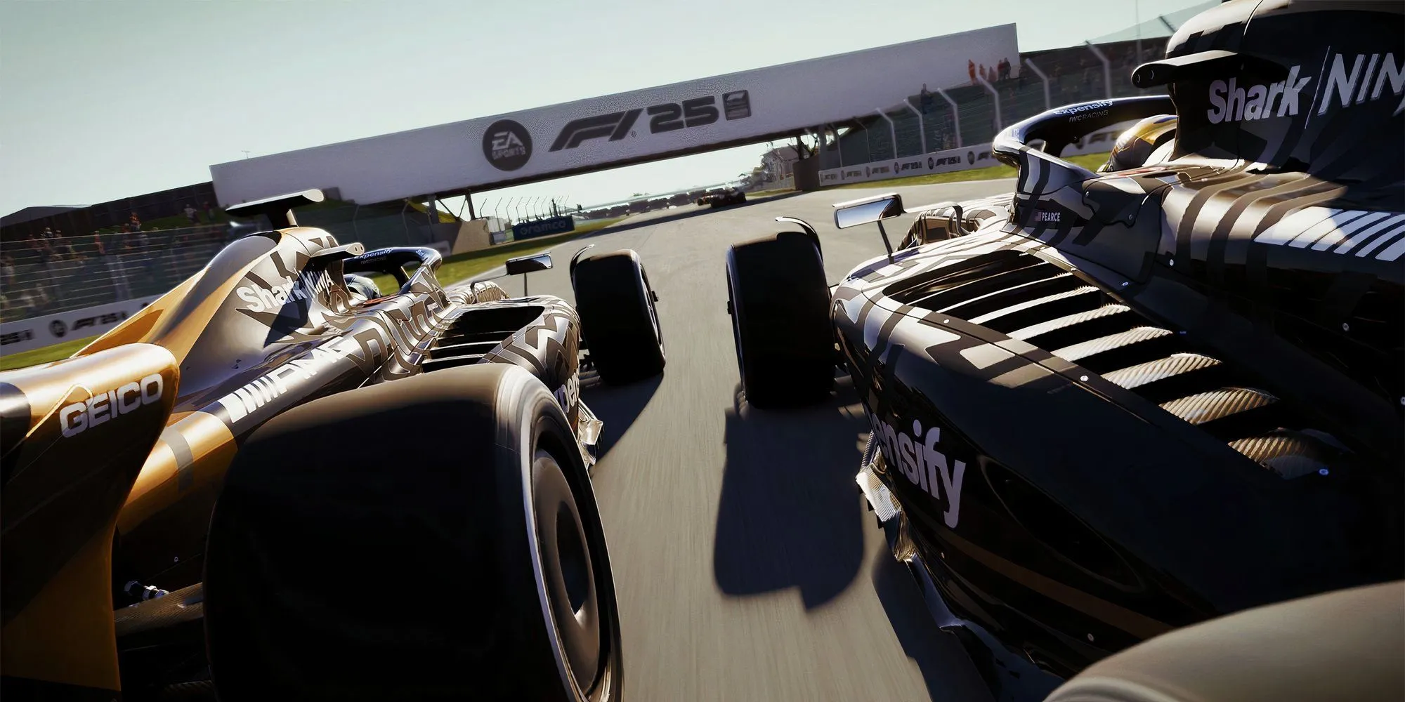 Chiếc xe đua APXGP từ phim F1 trên đường đua Silverstone trong game F1 25