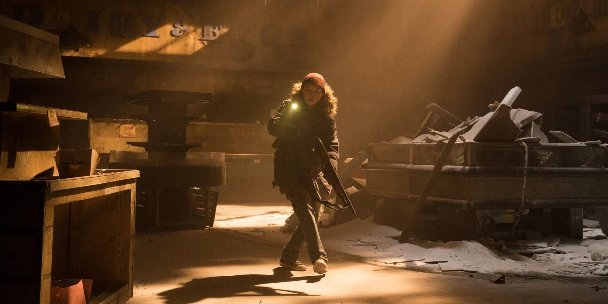Ellie với súng, khám phá tòa nhà đổ nát trong The Last of Us Season 2