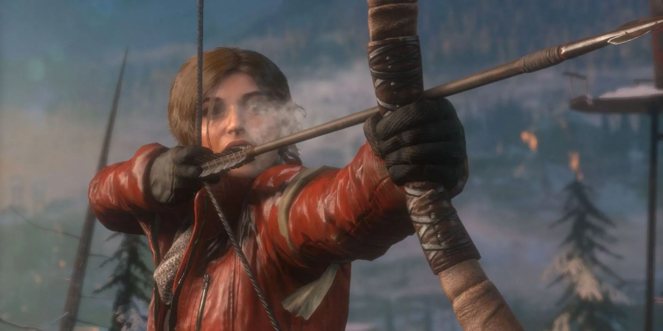 Lara Croft dùng cung tên trong rừng tuyết Rise Of The Tomb Raider