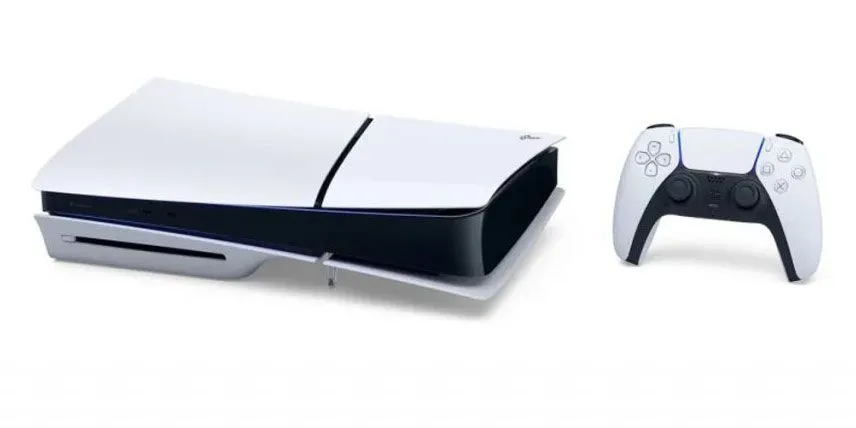 Máy chơi game PlayStation 5 Slim màu trắng với thiết kế mỏng gọn, biểu tượng cho bản cập nhật hệ thống mới.