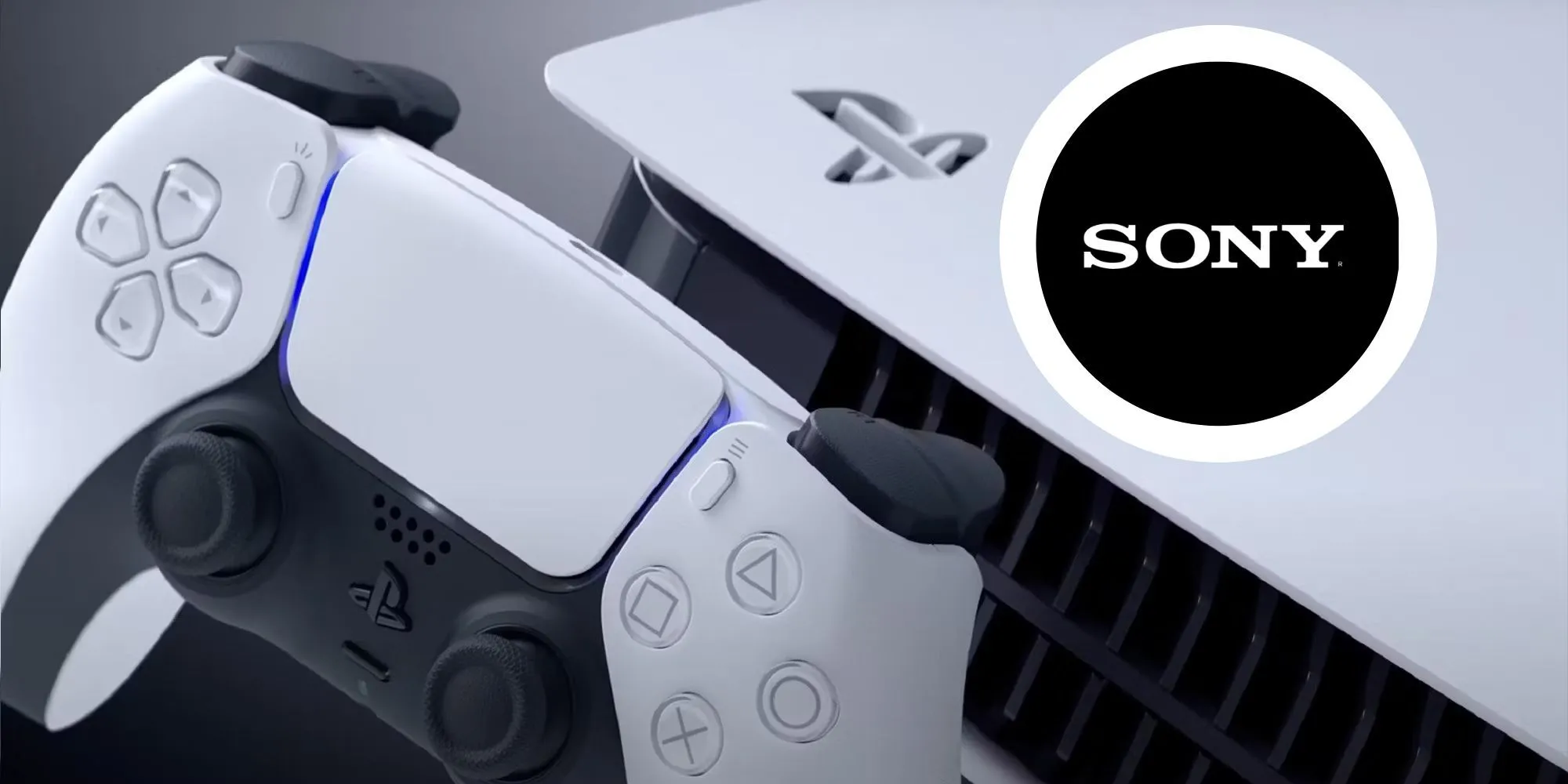 Máy console PlayStation 5 và tay cầm DualSense màu trắng đặt cạnh nhau, biểu tượng cho những cải tiến và cập nhật sắp tới của hệ thống.