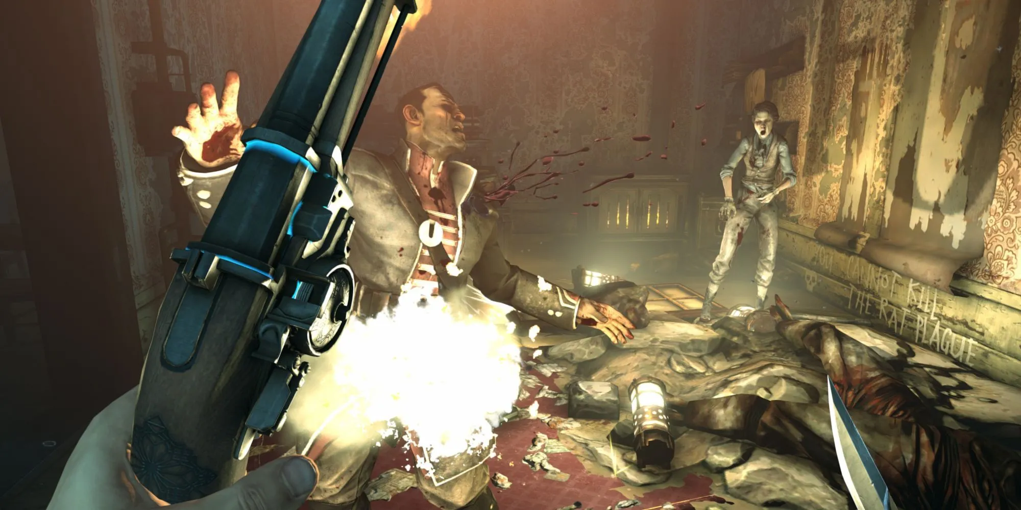 Corvo đang bắn một người bằng súng trong Dishonored, với nhiều máu và một người phụ nữ bị sốc trong khi một chiếc đèn lồng nằm trên sàn nhà.