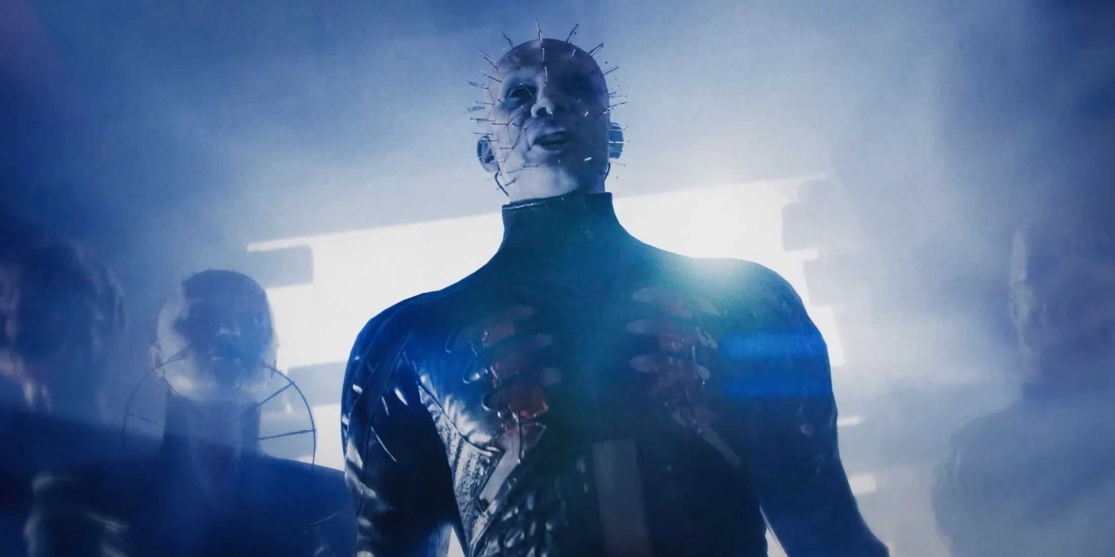 Pinhead, nhân vật biểu tượng của Hellraiser, bước qua cánh cửa trong Hellraiser Revival