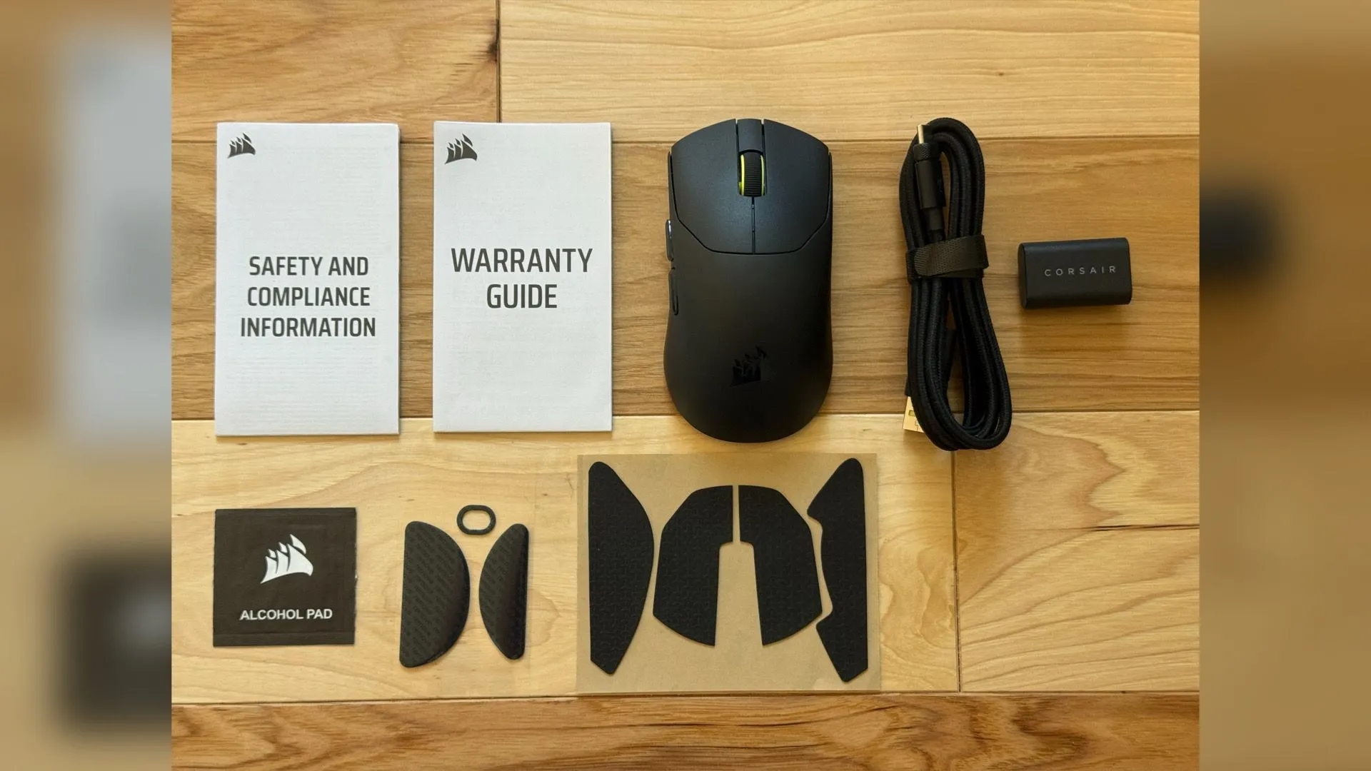 Góc chụp cận cảnh Corsair Sabre V2 Pro Ultralight, nhấn mạnh thiết kế tối giản và kích thước nhỏ gọn phù hợp cho game FPS