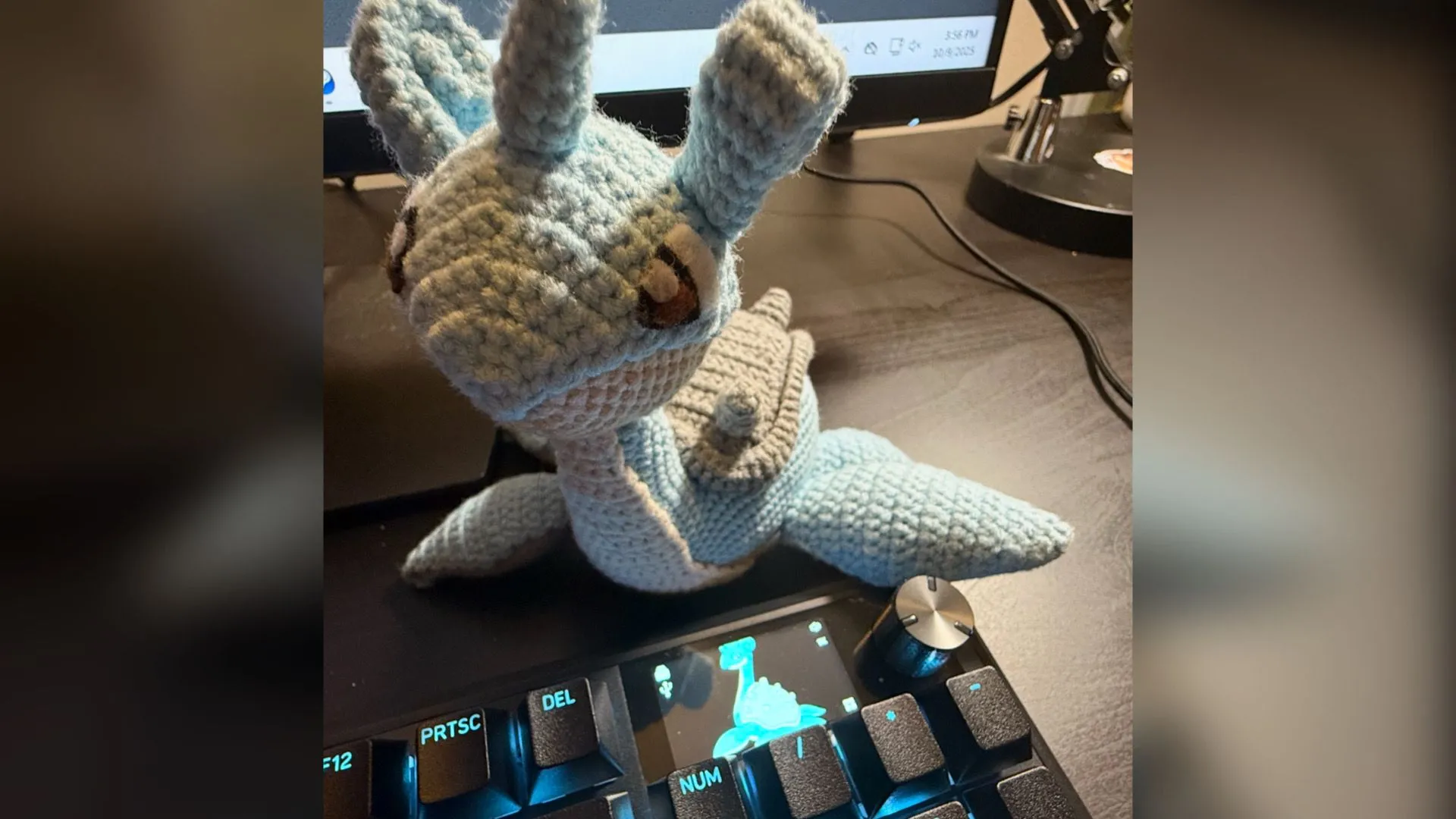 Góc chụp VANGUARD PRO 96, cho thấy màn hình LCD và rotary knob