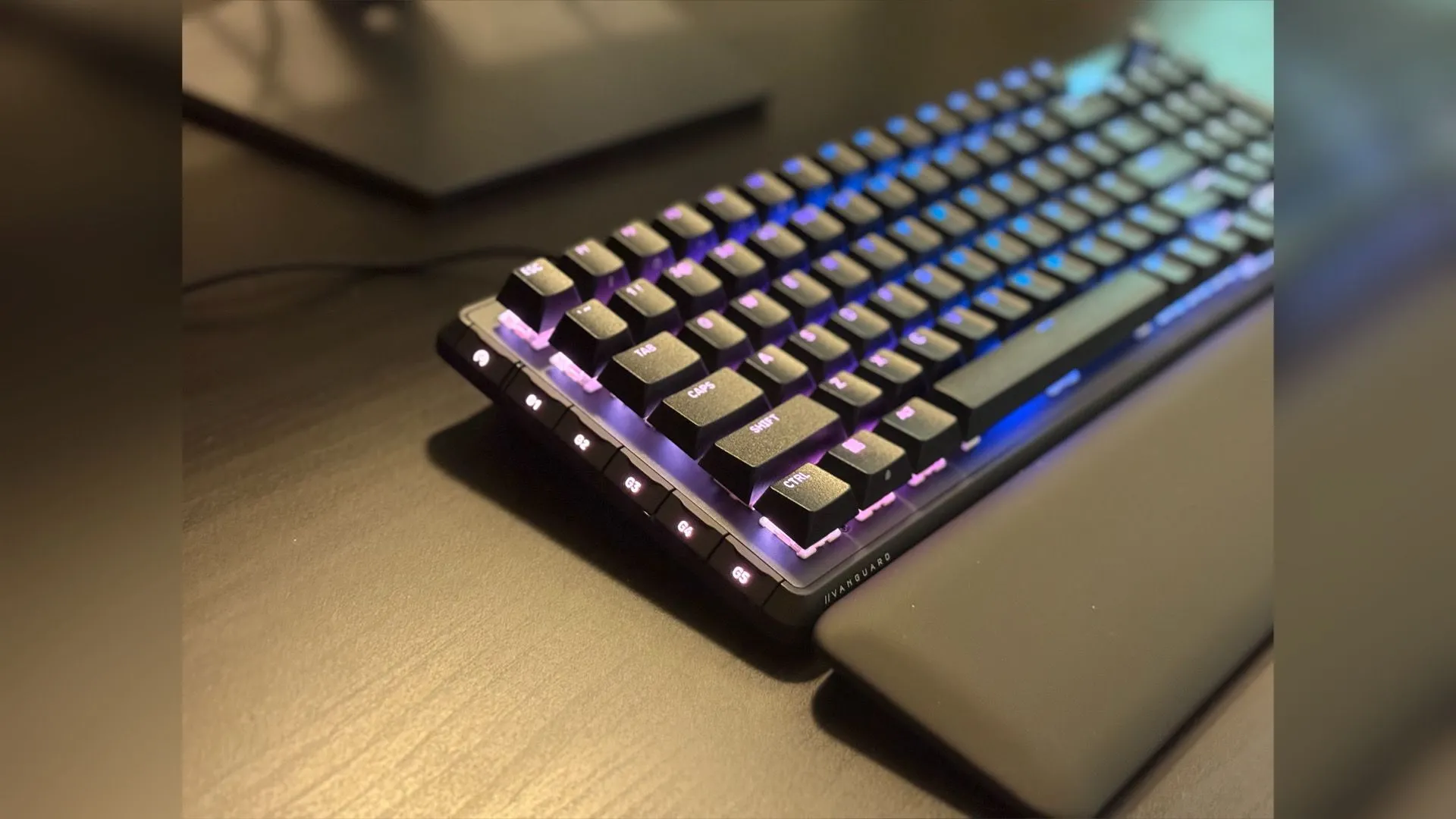 Góc nhìn tổng thể VANGUARD PRO 96 trên bàn, ánh sáng và thiết kế kim loại