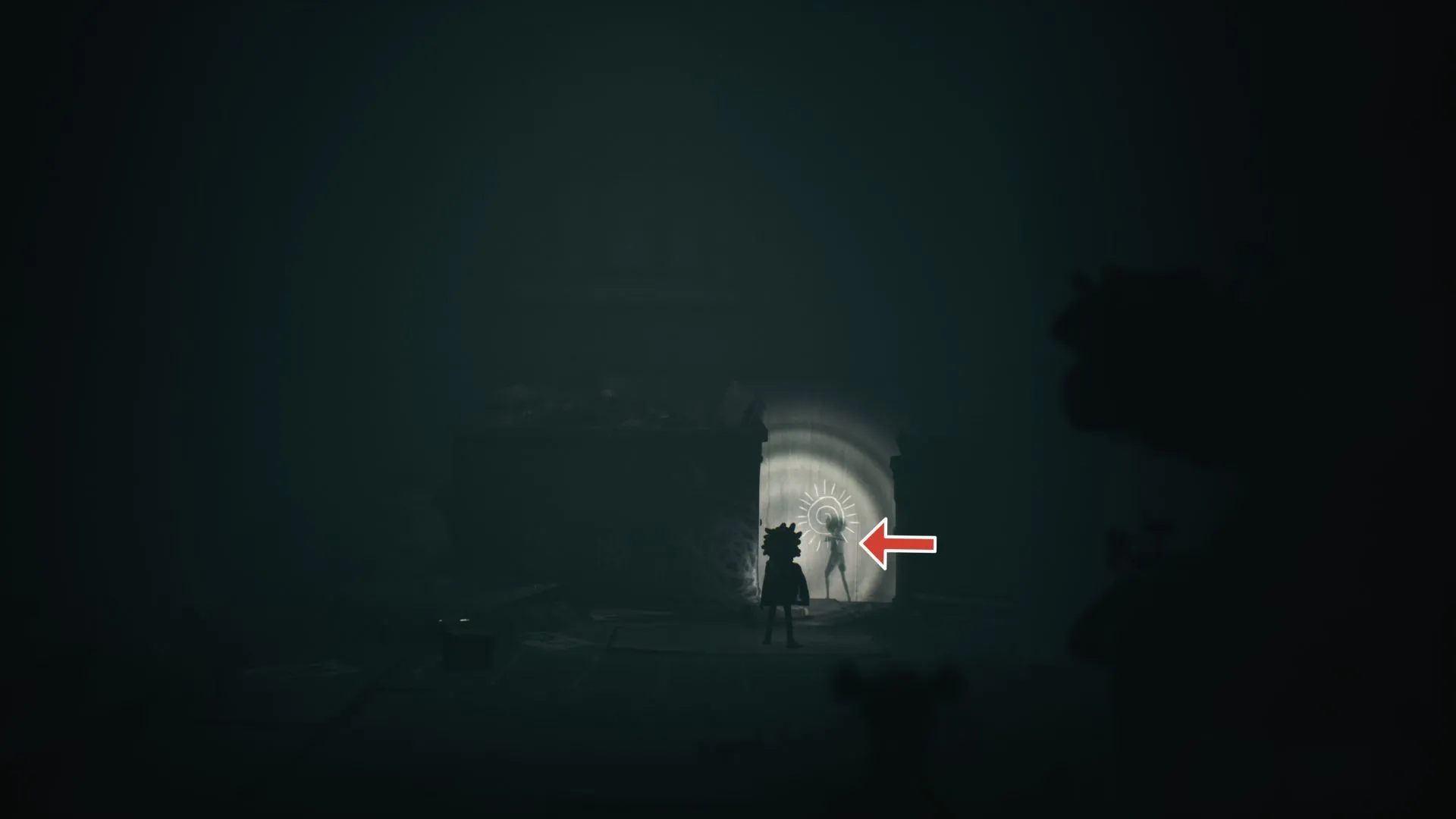 Hồn ma #2 vẽ tranh trên tường giữa thùng rác và dumpster, hành lang Little Nightmares 3