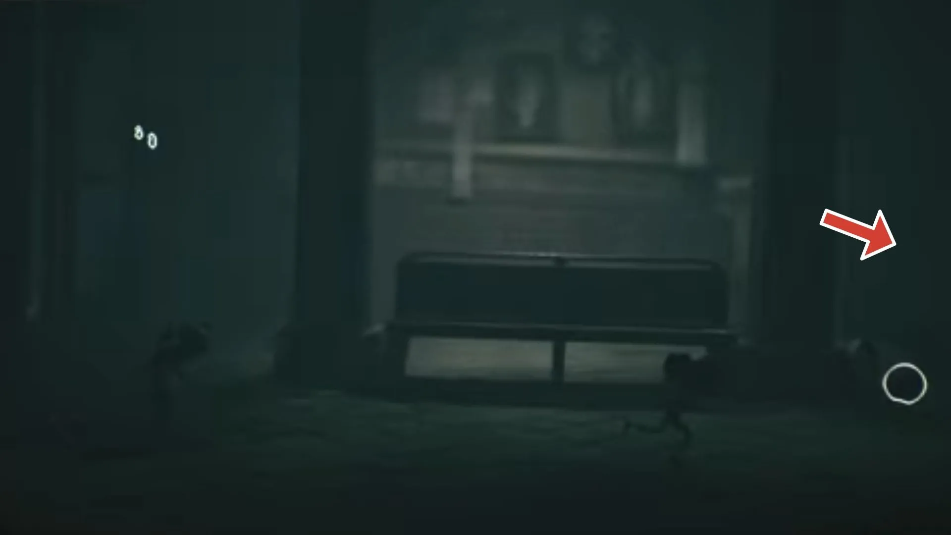 Hồn ma #5 ngồi trên ghế trong phòng trống nhẹ, vào bằng lỗ do Alone phá tường Little Nightmares 3