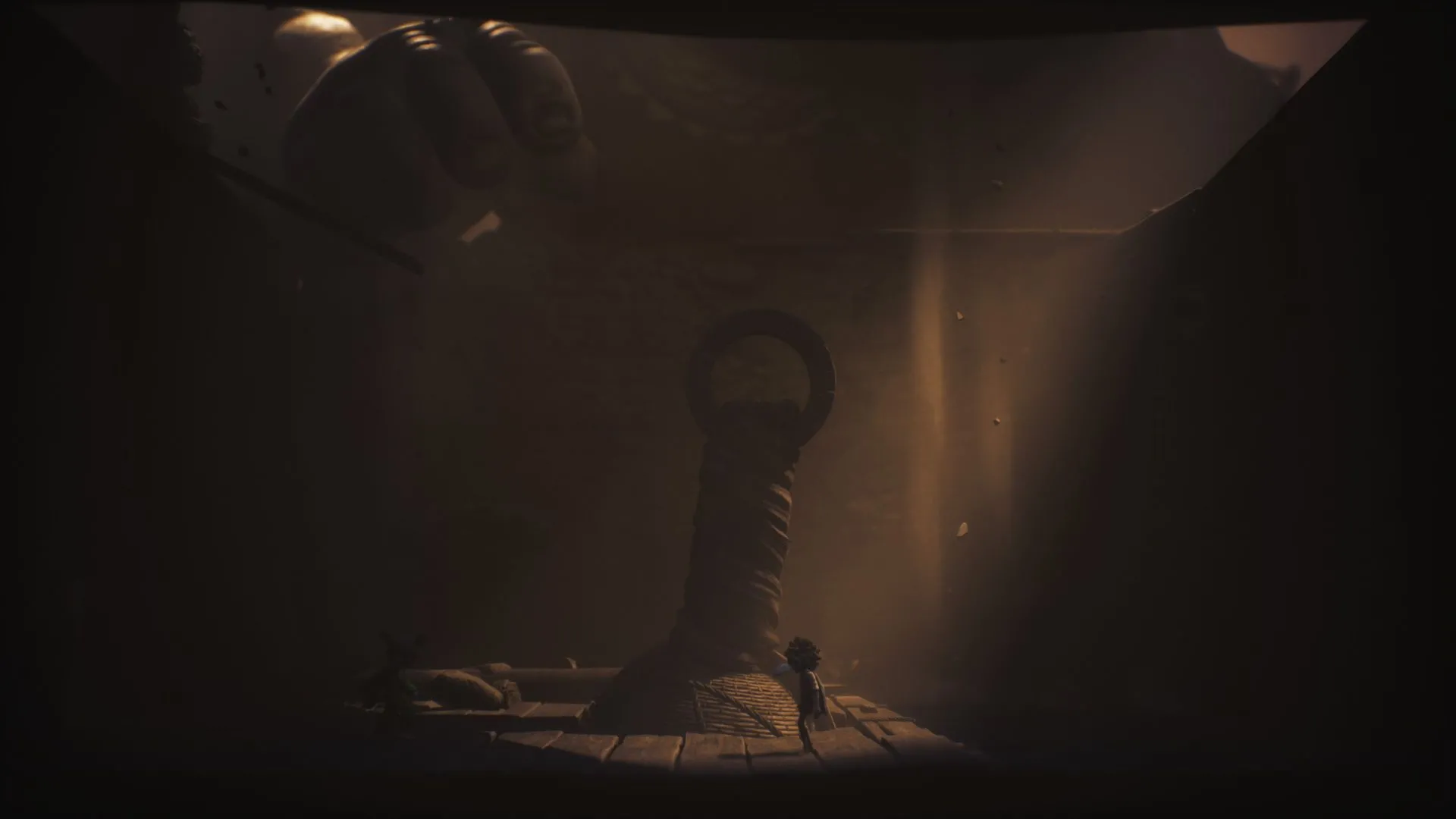 Khu vực ngoài trời chứa quạ #7-#10, có tượng, xô treo và bệ đá Little Nightmares 3