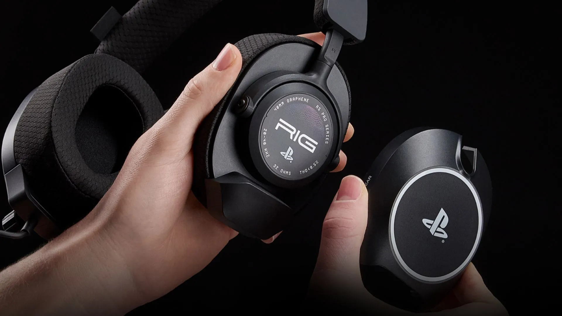 Miếng nắp tai từ tính của RIG R5 Spear Pro HS với logo PlayStation, minh họa khả năng tuỳ biến và tháo lắp nhanh