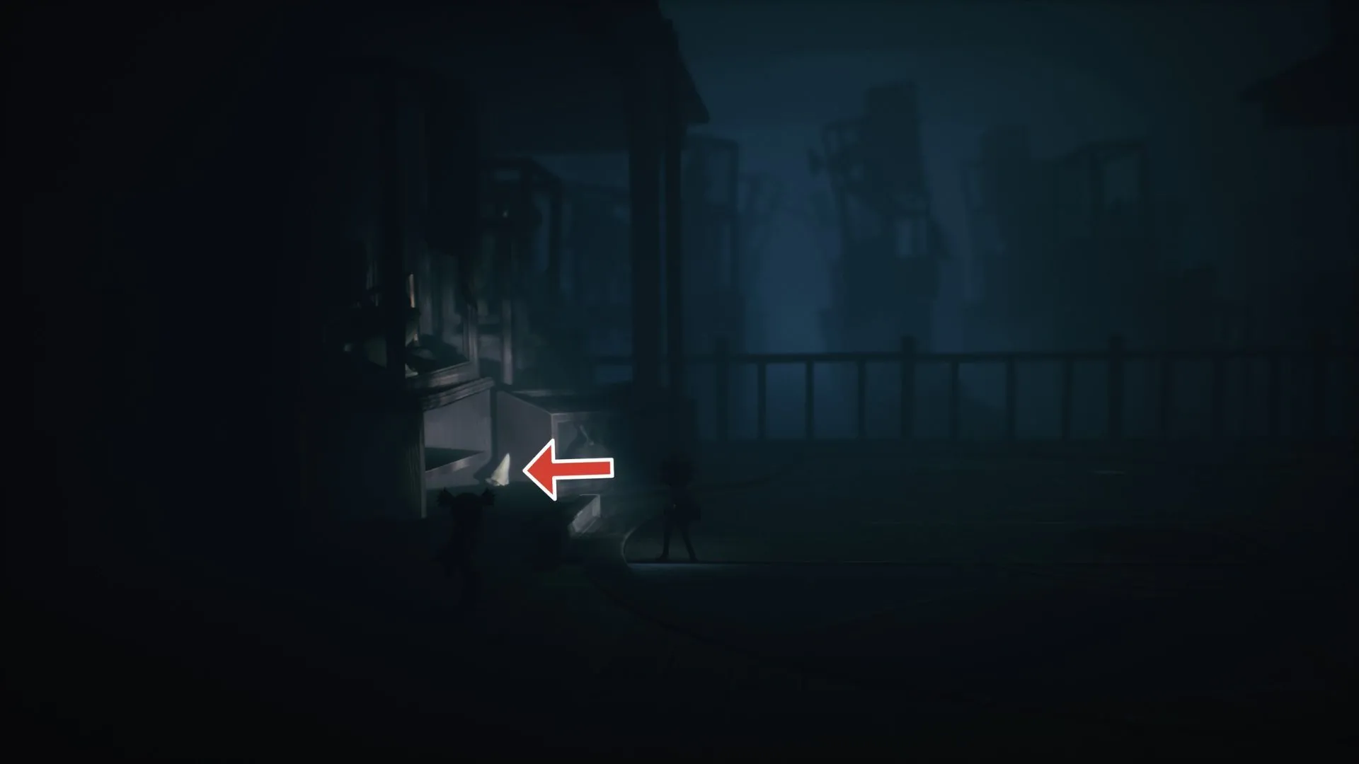 Nome thứ hai ngồi trên thùng ngoài trời, cần bật đèn pin Little Nightmares 3